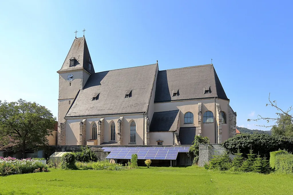 Südostansicht der Wall- und Pfarrkirche Maria Heimsuchung in Maria Laach am Jauerling, eine niederösterreichische Marktgemeinde in der Wachau.Eine spätgotische Staffelkirche mit einem dreigeschossigen Westturm aus dem Ende des 15. Jahrhunderts und einem zweijochigen Chor aus dem Anfang des 15. Jahrhunderts.