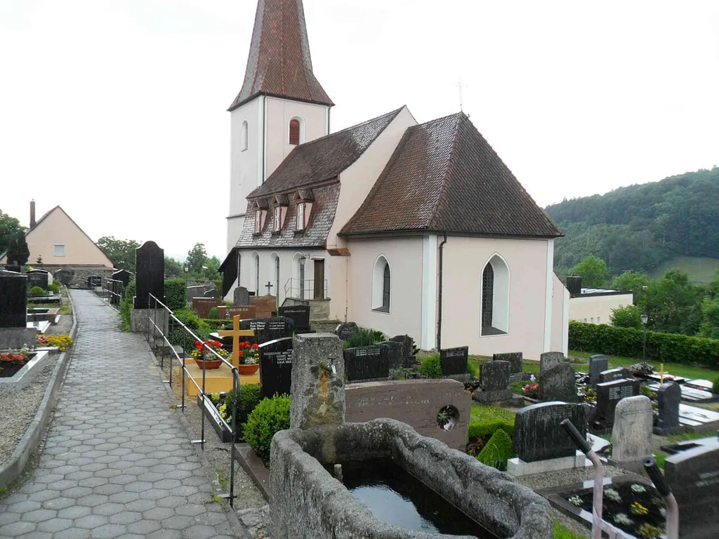 Kirchrüsselbach-Kirche von Südosten über Kirchhof-29052012