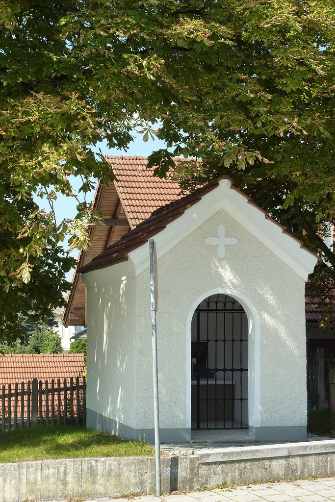 82024 Taufkirchen, Hohenbrunner Weg/Ecke Dorfstraße Wegkapelle, Innen halbrund geschlossener Rechteckbau mit breitem Traufgesims, bez. 1923 Denkmal-Nummer: D-1-84-145-2 Standort: 48.042082 11.621915)
