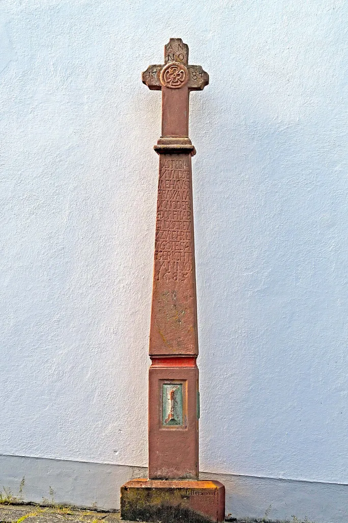 Manderscheid, Schaftkreuz (1685) Abschlusskreuz (1787)