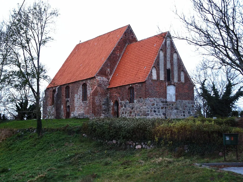 Kirche von Neuenkirchen auf Rügen. Privatfoto von November 2007