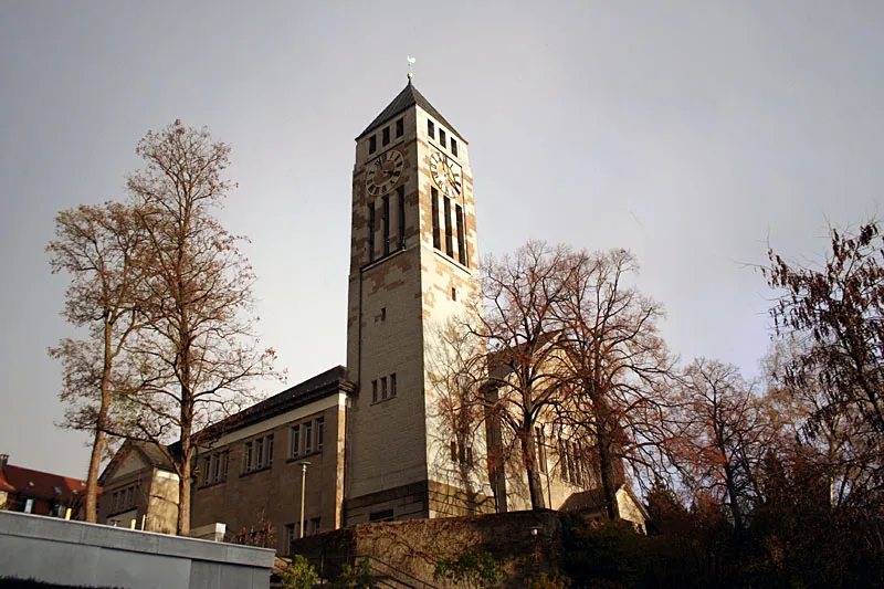 Die reformierte Kirche des Zürcher Quartiers Oberstrass mit ihrem markanten Steinturm.