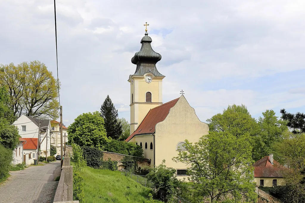 Westansicht der römisch-katholischen Pfarrkirche hl. Nikolaus in Stammersdorf, ein Ortsteil des 21. Wiener Gemeindebezirkes Floridsdorf.Obwohl kriegsbedingt die Kirche oftmals zerstört wurde (1484 Ungarn, 1645 Schweden, 1529 und 1683 Osmanen), hat sich ältere Bausubstanz, die bis zur Romanik zurückreicht erhalten. Das Langhaus wurde im 17. Jahrhundert erbaut und im 19. Jahrhundert erweitert. Der Ostturm und der Chor waren ursprünglich gotisch. Nach einem Großbrand im Jahr 1850 kam es zu einer tiefgreifenden Renovierung bzw. Umbau.