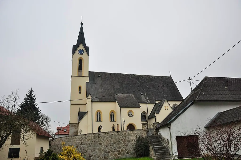 Kath. Pfarrkirche hl. Stephan mit Friedhof