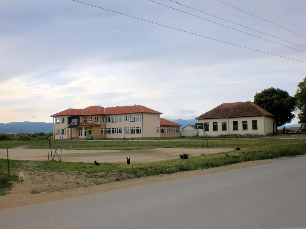 Schule „Ali Ajeti“ in Sveçël. li. die neue und re. die alte Schule