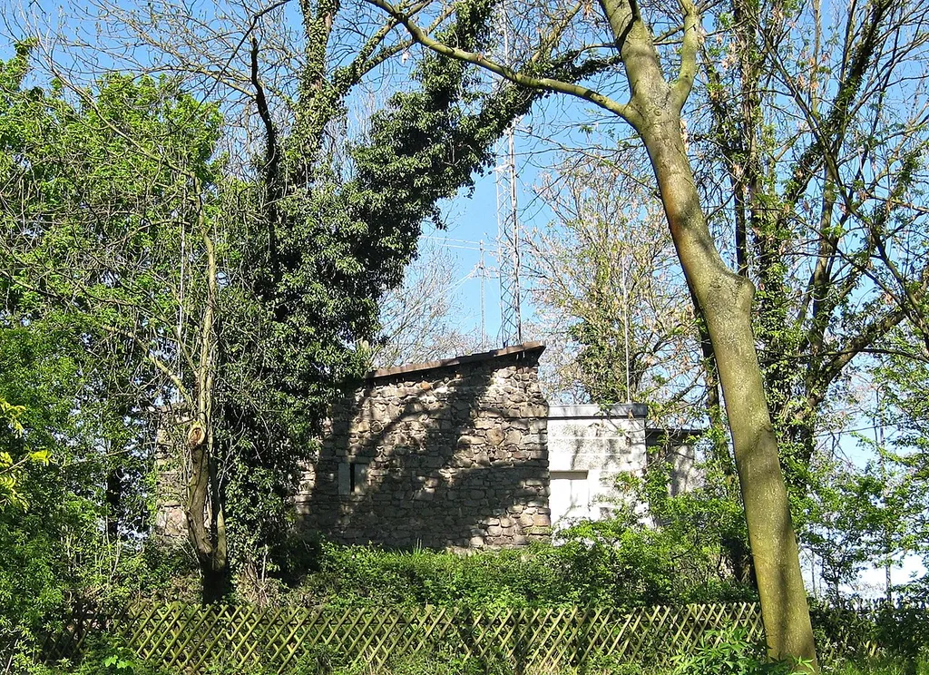 Bonn-Beuel; Limperich, Weinbergweg 34: Burg Limperich; denkmalgeschützt. Reste einer Burg sind nun integriert in ein Haus, das von einem Amateurfunkclub genutzt wird. Die Clubmitglieder errichteten die Neu- und Umbauten und kümmern sich in Abstimmung mit den Denkmalschutzbehörden um die Pflege des Baudenkmals.