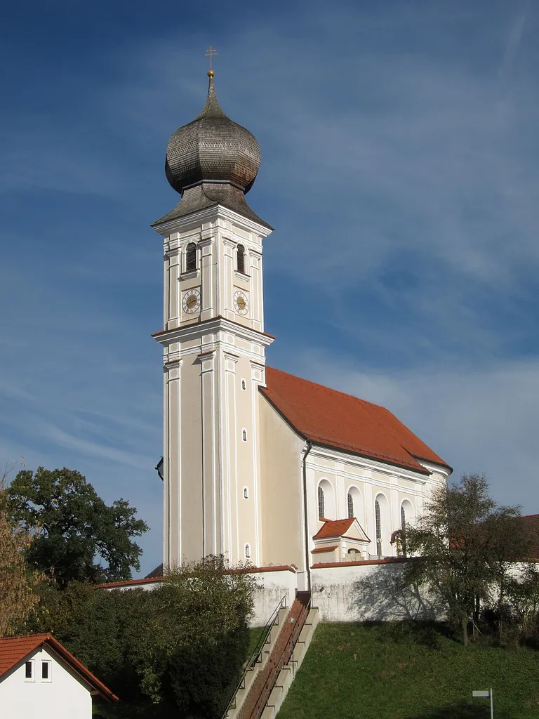 Burgharting; katholische Pfarrkirche St. Vitus, Saalbau mit eingezogenem Apsidenchor, Zwiebelturm und angefügter Sakristei, in spätbarockem Stil von Anton Kogler, 1723; mit Ausstattung.