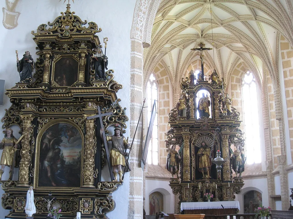 Kath. Filialkirche hl. Jakob - Innenansicht mit Hochaltar St.Jakob, Seitenaltar St.Sebastian und gotischem Gewölbe. Weigerstorf, Gemeinde Ried im Traunkreis.