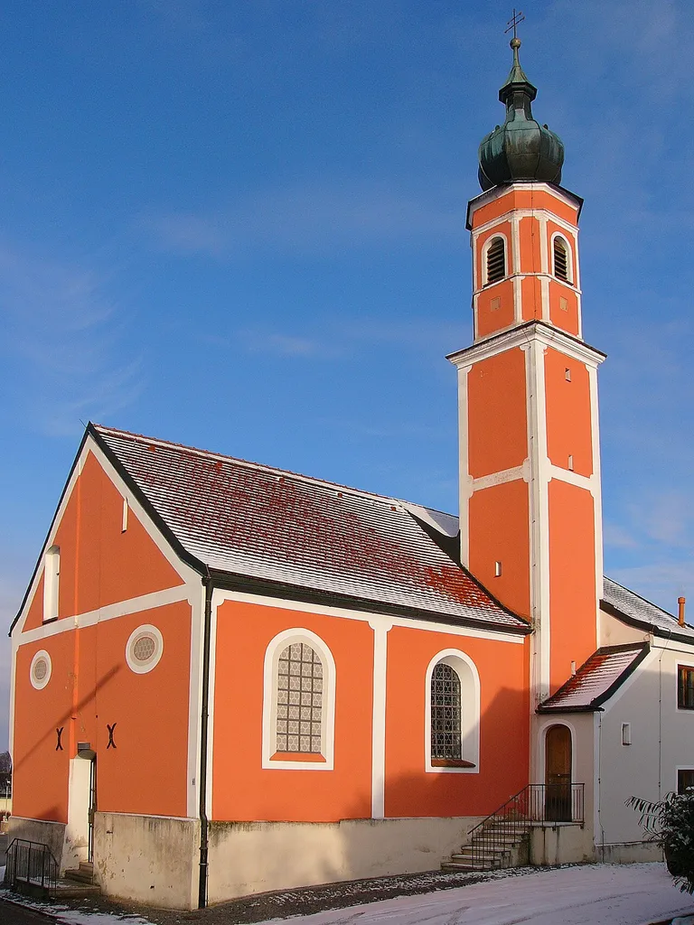 Kath. Kirche Pauli Bekehrung; Saalkirche, spätgotische Anlage, Baubeginn 1444 (Bez. Chor), barockisiert wohl um 1730, Kuppelturm und Sakristeianbau barock, Gliederung durch Lisenen und Dachfries am Chor; mit Ausstattung.