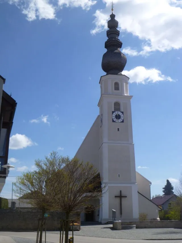 Kath. Pfarrkirche Mariä Opferung und Kirchhof mit Ummauerung