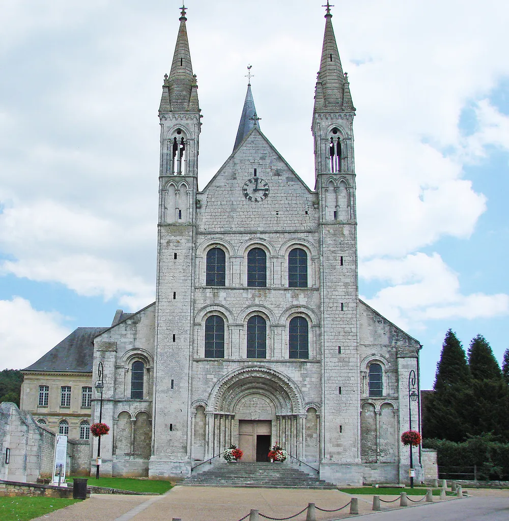Abbaye Saint-Georges de Boscherville, Normandie. La façade occidentale est percée, au-dessus du portail, de deux triplets de fenêtres en plein-cintre et flanquée par deux tourelles qui contiennent des escaliers à vis.