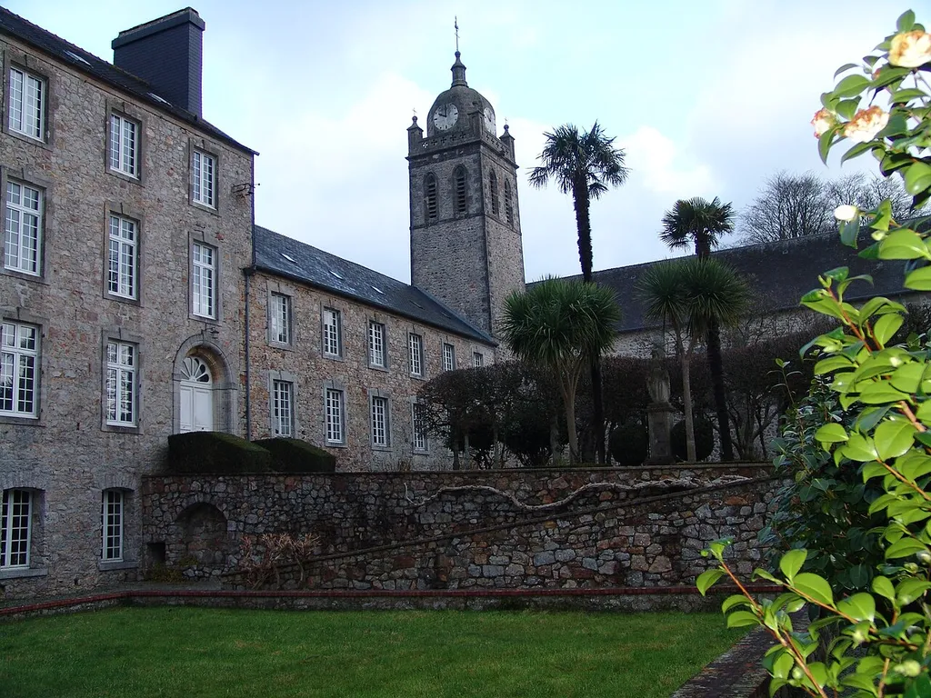 Vue d'une cour intérieure de l'abbaye et de son clocher.