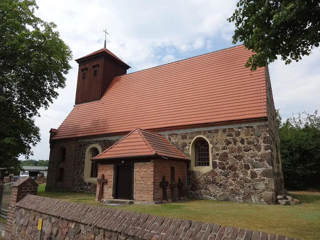 Die Dorfkirche im Ortsteil Groß Besten entstand vermutlich Ende des 14. Jahrhunderts. In den Jahren 1883 bis 1884 erweiterte die Kirchengemeinde das Bauwerk in Richtung Westen um den Turm sowie eine Vorhalle an der Südseite der Kirche. In den Jahren 1975 bis 1980 wurde sie umfangreich restauriert. Im Innern des flach gedeckten Bauwerks befinden sich ein schlichter Altaraufsatz sowie eine Fünte aus dem 17. oder 18. Jahrhundert.