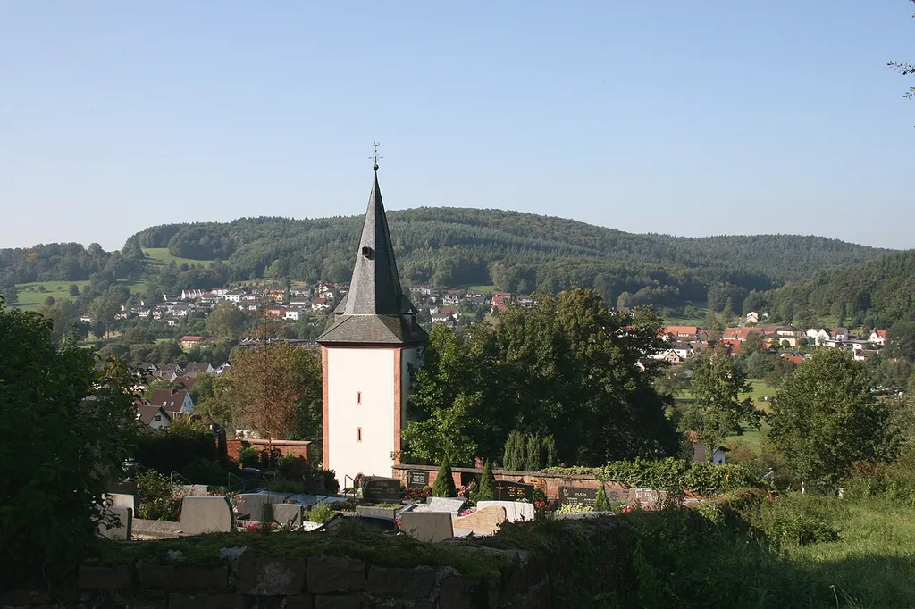 Ansicht von de:Mümling-Grumbach von Osten, im Vordergrund Bergkirche und Friedhof.