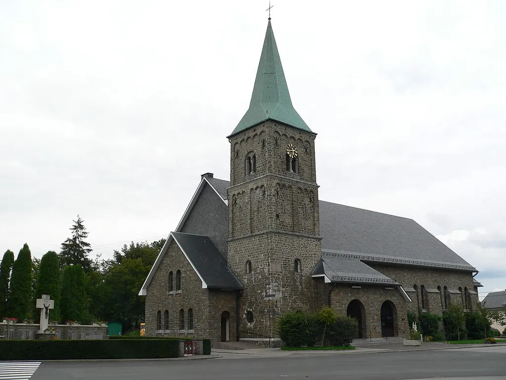 Pfarrkirche in Weywertz (OT von Bütgenbach) - Belgien, Links die Gedenkstätte für die Kriegsopfer der beiden Weltkriege