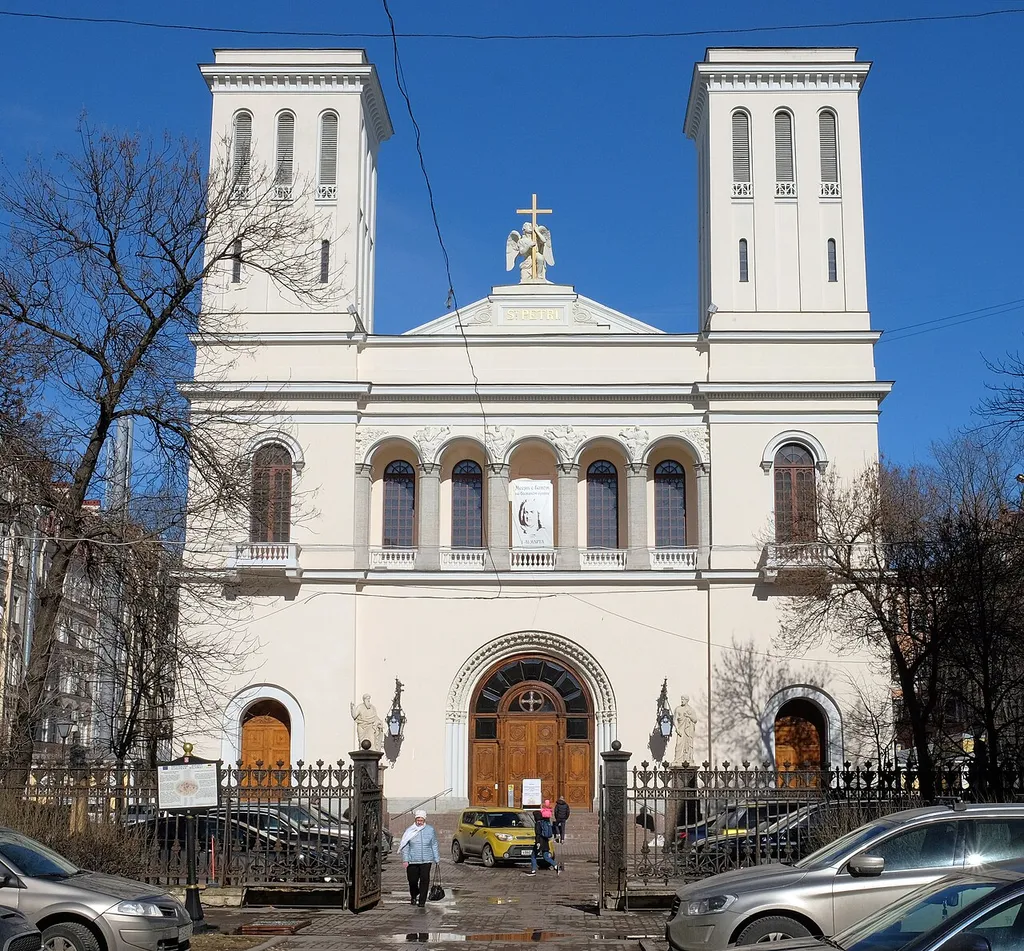 Вид на фасад лютеранской церкви Св. Петра (Петрикирхе) с Невского проспекта
