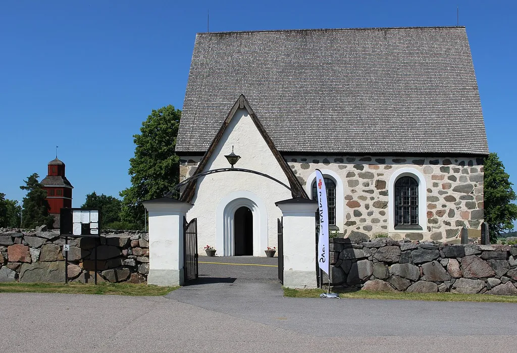Skäfthammars kyrka från söder.