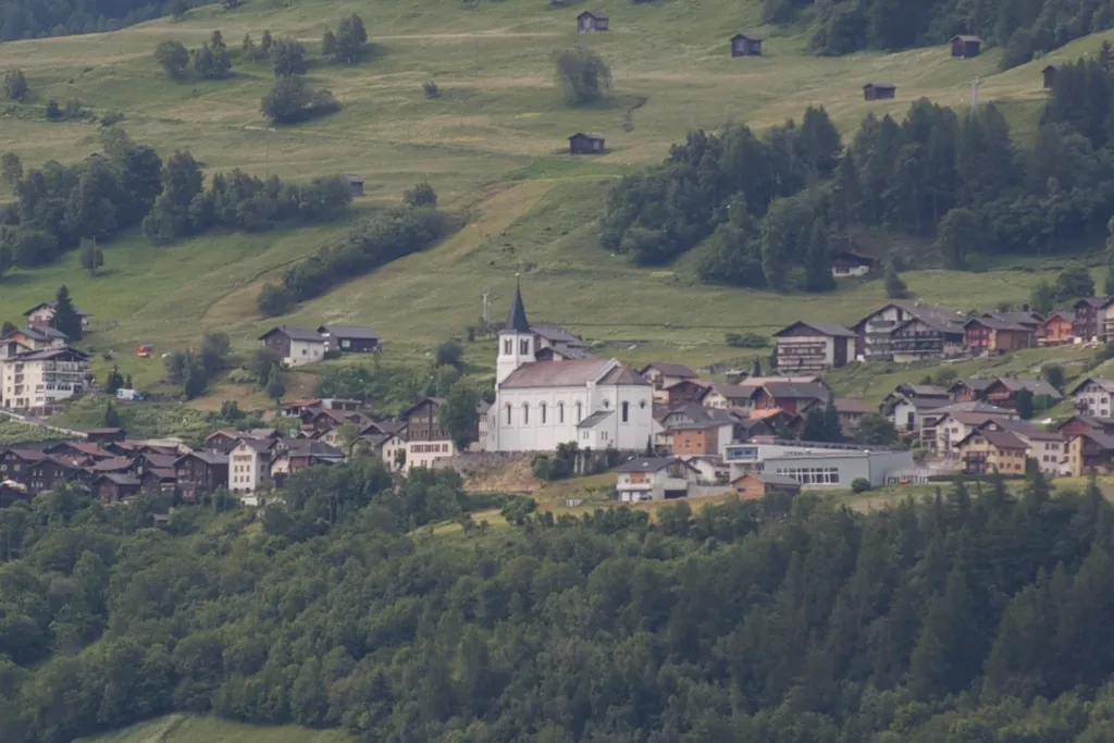 Blick von der Station Hohtenn ob Gieſch auf Kirche Mariä Himmelfahrt in Eyſcholl am gegenüberligenden Hange des Rottenthals.