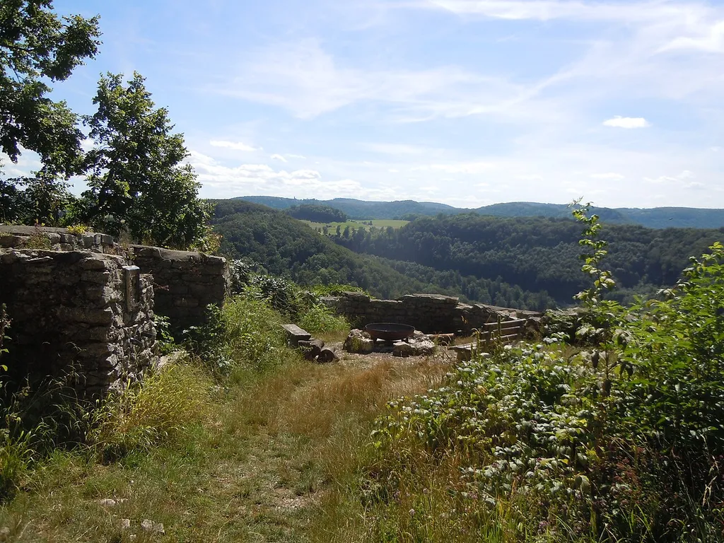 Blick vom Inneren der ehemaligen Burg Obergreifenstein in Richtung Südwesten.