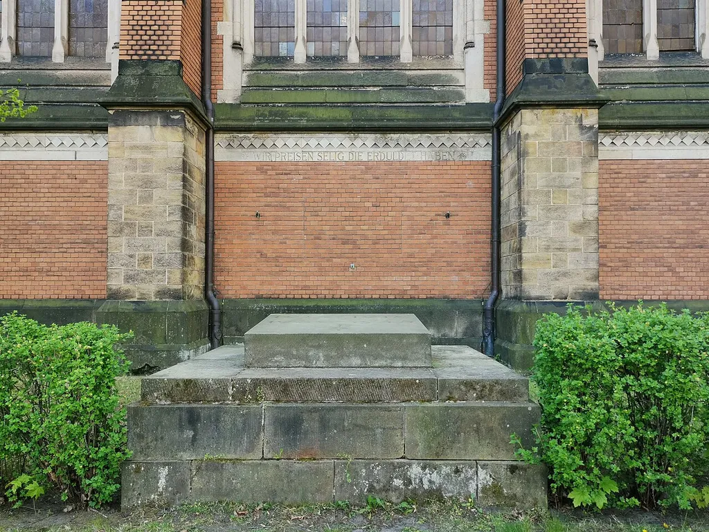Kriegerdenkmal in der Berggartenstraße in Dresden vor der Heilig-Geist-Kirche