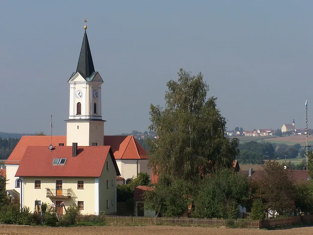 Wallkofen Filialkirche Mariae Himmelfahrt. Im Hintergrund ist die Kirche Maria Schnee in Aufhausen (Oberpfalz) zu sehen.