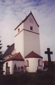 Kirche (mit Ausstattung), Kirchhof mit Einfriedung, dazu Heiste und Treppe, mit Grabmalen und Denkmal für die Gefallenen des 1. Weltkrieges Kirchberg -