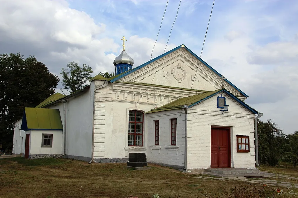 Миколаївська церква, Середина-Буда, вул. Садова. Церква була побудована у 1780-1787 рр. Розташовується на кладовищі в східній частині містечка. Церква багато разів перебудовувалася, але від самої старої спруди зберегся вівтар храму. На початку 20 століття, а саме 1902 році споруду продовжили на захід та придали нинішніх форм.