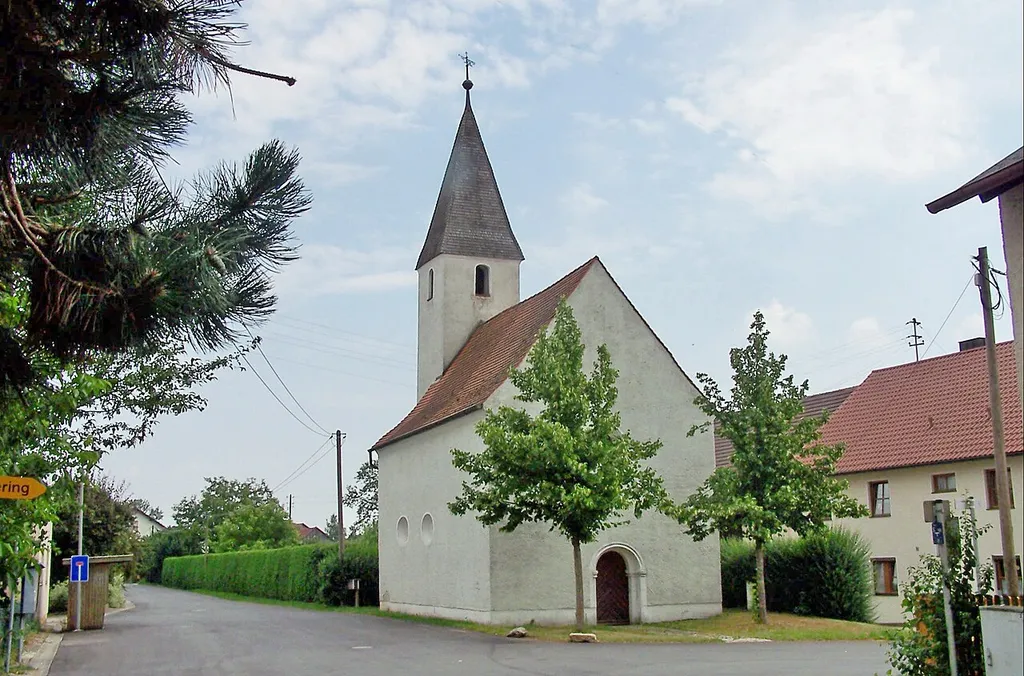 Egglfing, Köferinger Straße 13. Kath. Nebenkirche St. Margareta, Saalbau mit eingezogenem Chor, Chorturm mit Spitzdach und Portal, romanisch, frühes 13. Jh., Turm Anfang 17. Jh; mit Ausstattung.
