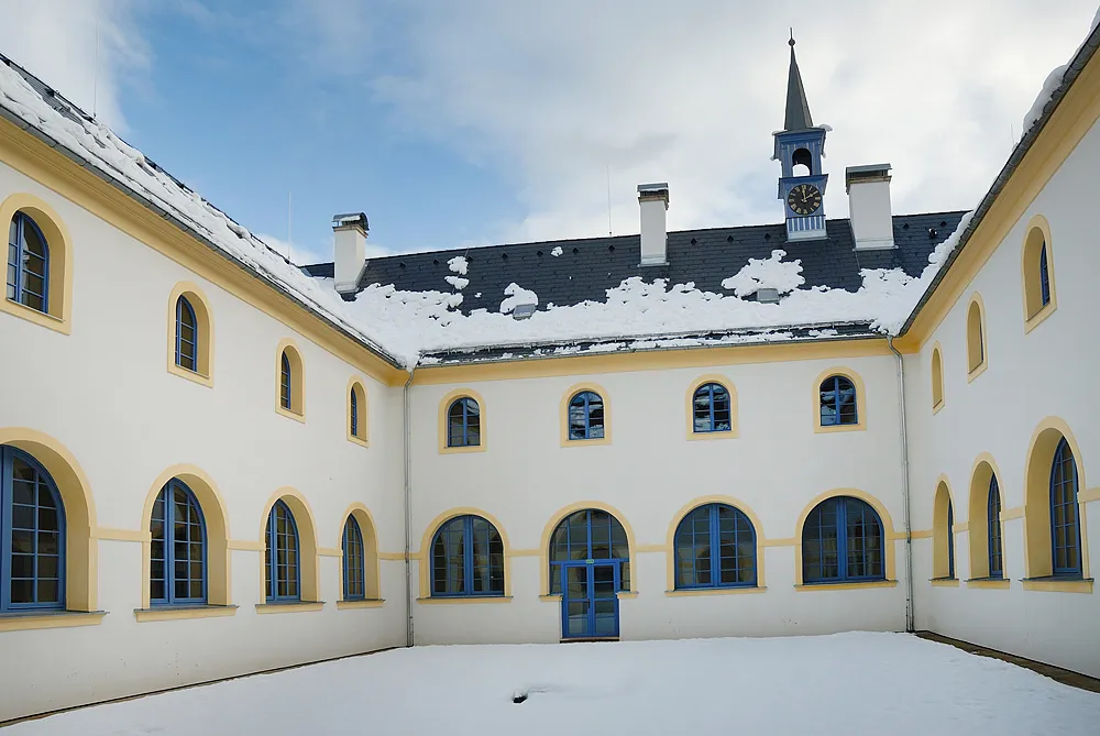 Rekonstruovaný františkánský klášter v Hostinném