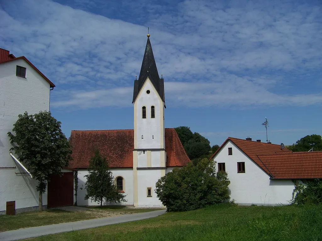 Siegenburg, Tollbach. Katholische Filialkirche St. Maria, kleiner, spätgotischer Saalbau mit Satteldach und südseitigem Turm, 15. Jahrhundert, barocker Ausbau im 18. Jahrhundert, Turmabschluss 19. Jahrhundert; mit Ausstattung.