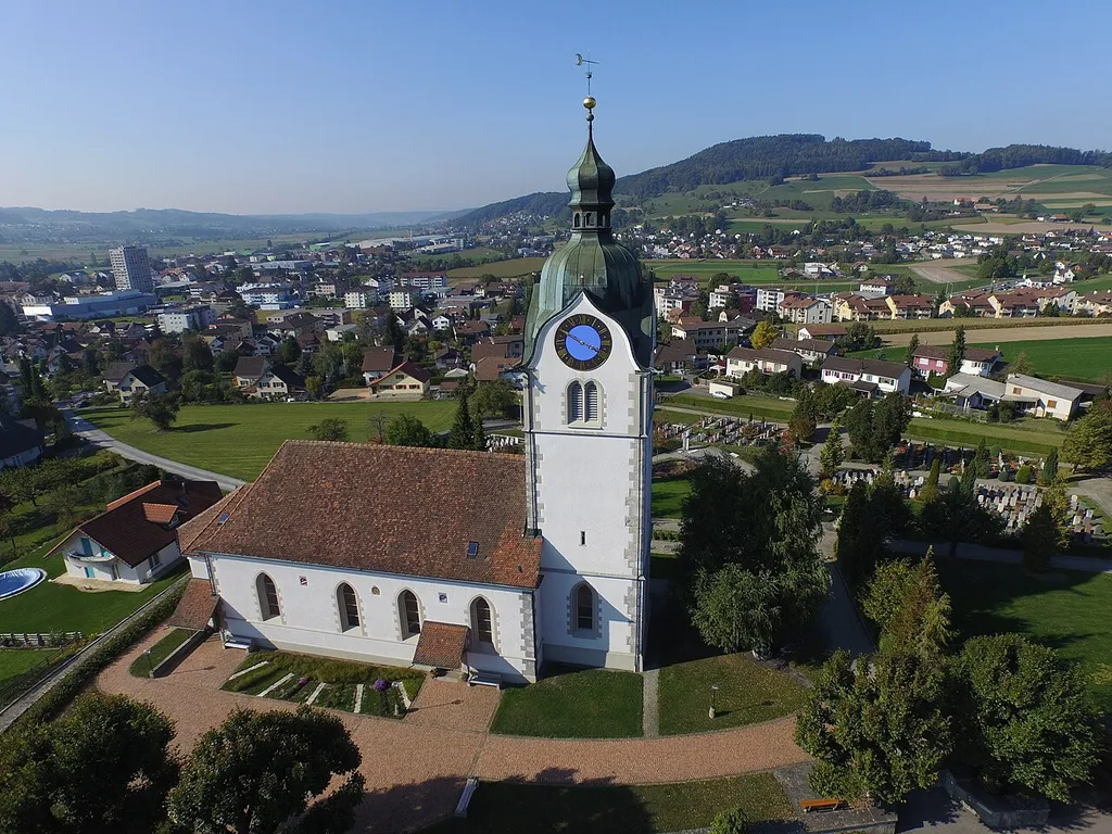 Reformierte Kirche Reinach AG mit Homberg im Hintergrund