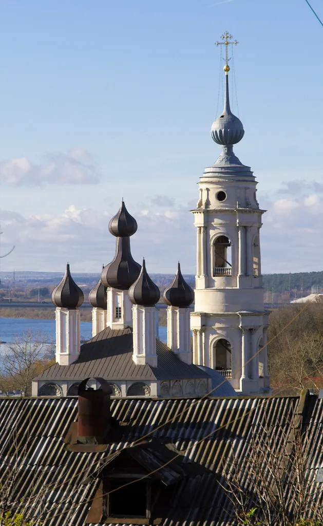 Church of the Transfiguration na podole ("under the hill"?) in Kaluga. View from that hill ;).