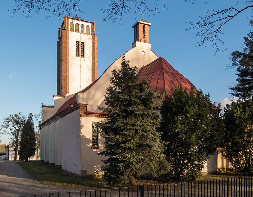 Kościół św. Teresy w Grębocinie k. Torunia. Widok od strony północno-wschodniej.