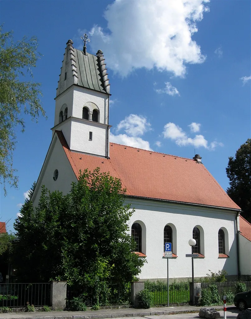 Bahnhofstraße 2; Evangelisch-lutherische Pfarrkirche St. Michael, historisierender Saalbau mit durchfenstertem Umgangschor und Treppengiebel am Dachreiter, nach Plänen von Theodor Fischer, 1908; mit Ausstattung. D-1-73-147-12