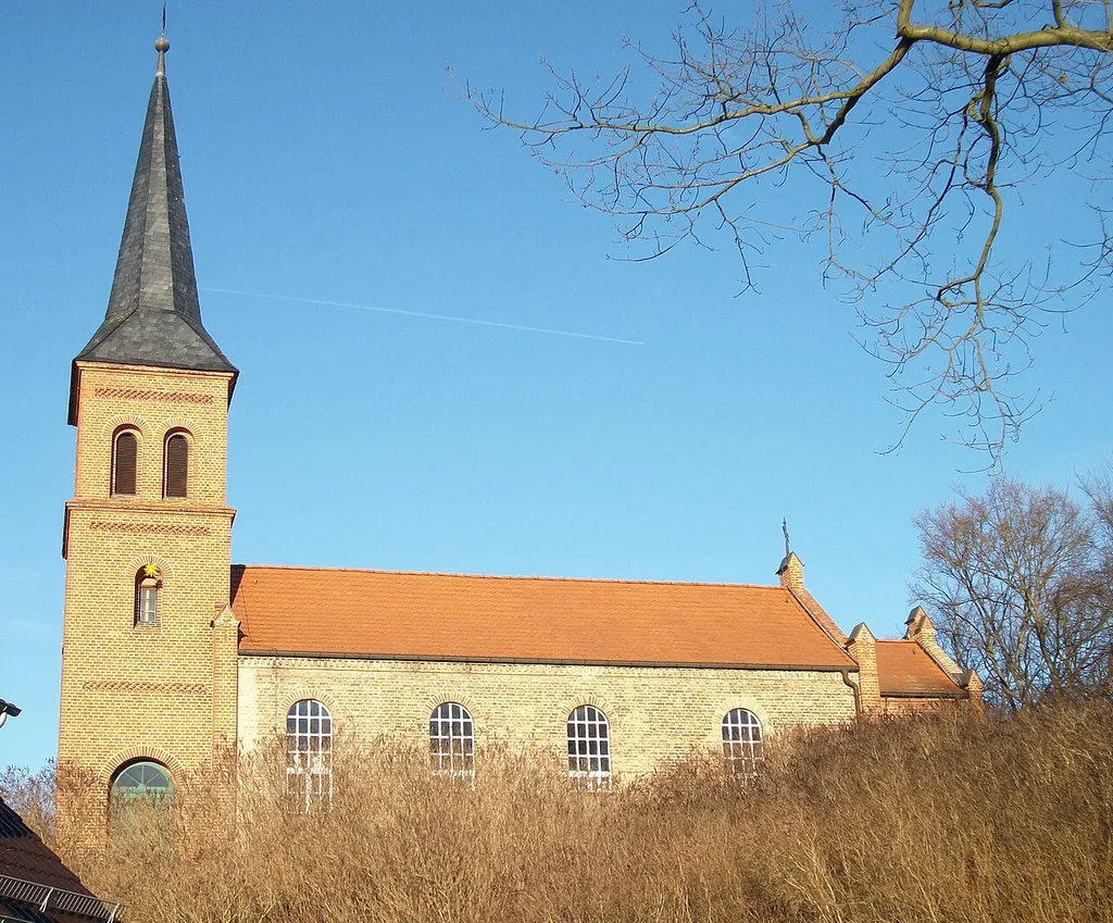 Denkmalgeschützte Dorfkirche in Emstal, Gemeinde Kloster Lehnin. 1875 bis 1891 durch Umbau eines Vorgängerbaus aus Fachwerk errichtet.