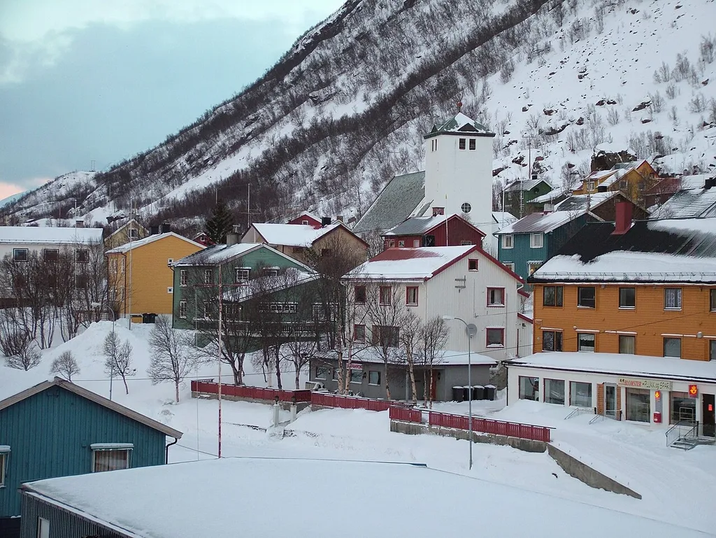 Die Gemeinde Øksfjord in Nordnorwegen im Februar 2005. Das Bild habe ich selber fotografiert von einem Schiff der Hurtigruten (MS Finnmark) aus.