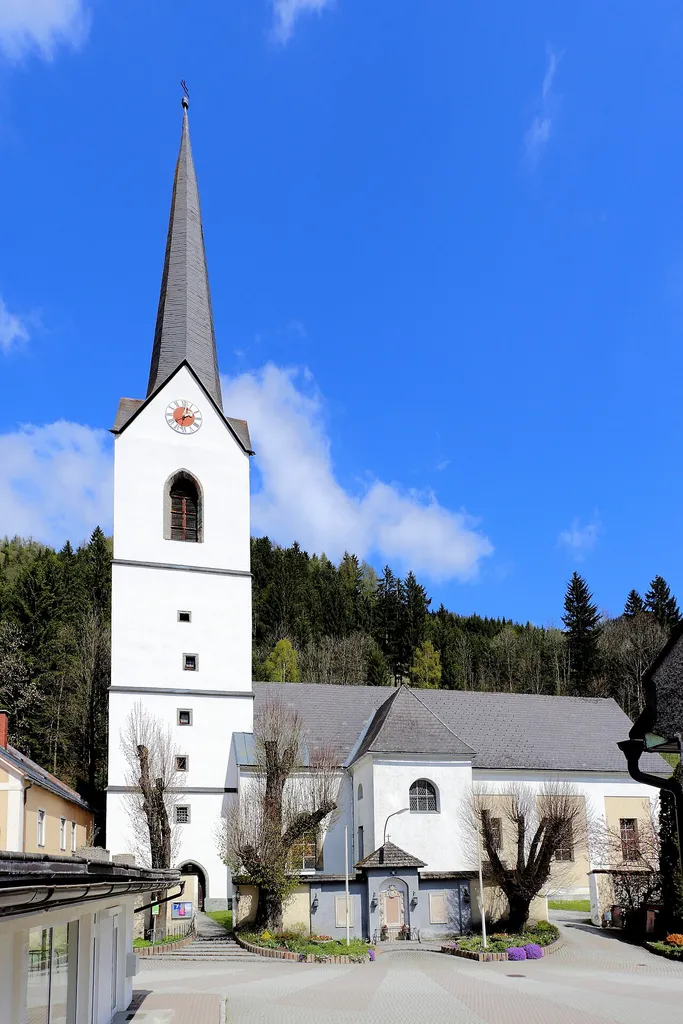 Südwestansicht der Ende des 16. Jahrhunderts errichteten katholischen Pfarrkirche hl. Oswald in der steiermärkischen Marktgemeinde Kalwang.
