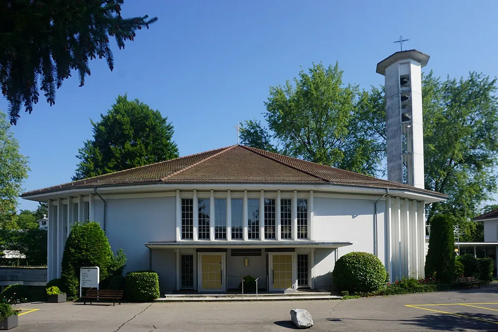 Kirche St. Franziskus, Zollikofen, Eingangsfront mit Turm