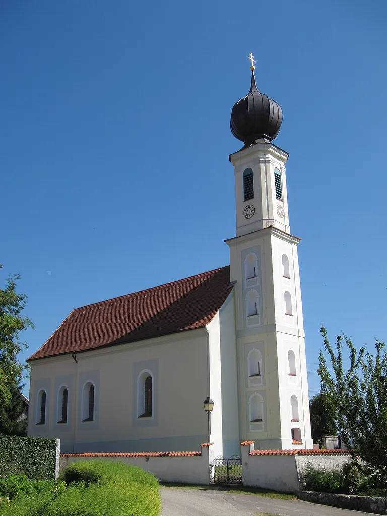 Jaibing 4; katholische Filialkirche St. Johannes d. T., Saalbau mit leicht eingezogenem Polygonalchor, angefügter Sakristei und Westturm mit Zwiebelhaube, spätgotisch, Turm und barocke Umgestaltung von Johann Baptist Lethner, 1761.