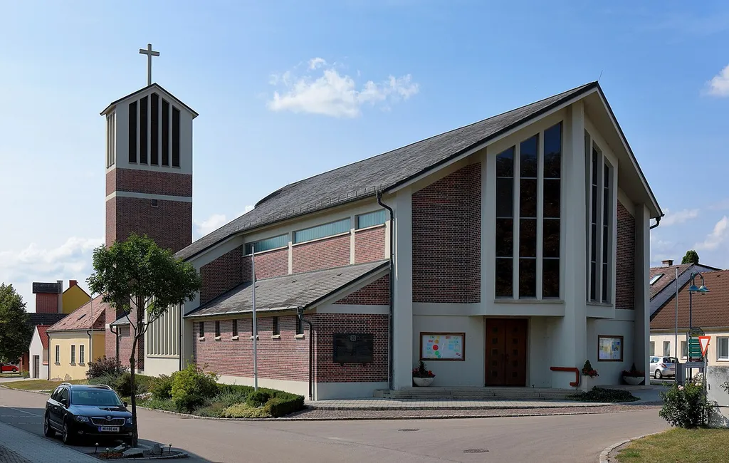 Ostsüdostansicht der röm.-kath. Pfarrkirche hl. Petrus in der niederösterreichischen Gemeinde Wildendürnbach.1971 erfolgte der Abbruch der alten Pfarrkirche und im Anschluß wurde nach Plänen des Architekten Hans Petermair die neue Pfarrkirche errichtet und am 28. September 1974 von Erzbischof Franz Jachym geweiht. Architektonisch ist der Stahlbetonbau kombiniert mit Klinkermauerwerke für die Region einmalig.
