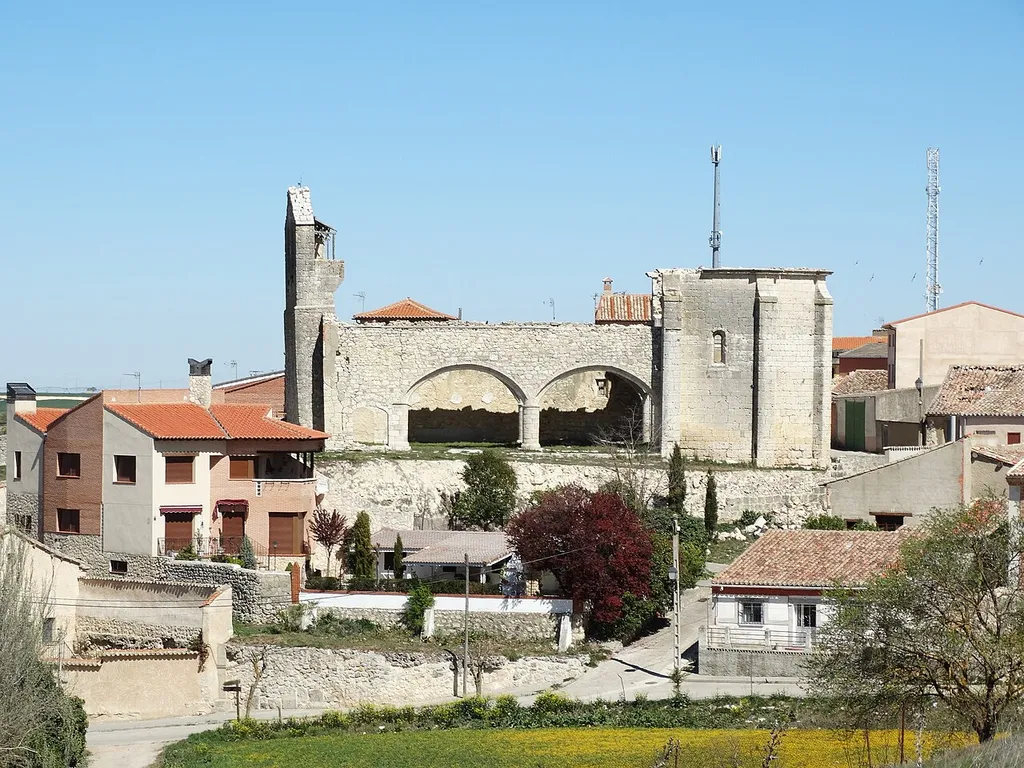 Iglesia de San Pedro de Tiedra, provincia de Valladolid, España. La torre tuvo función de torre defensiva.