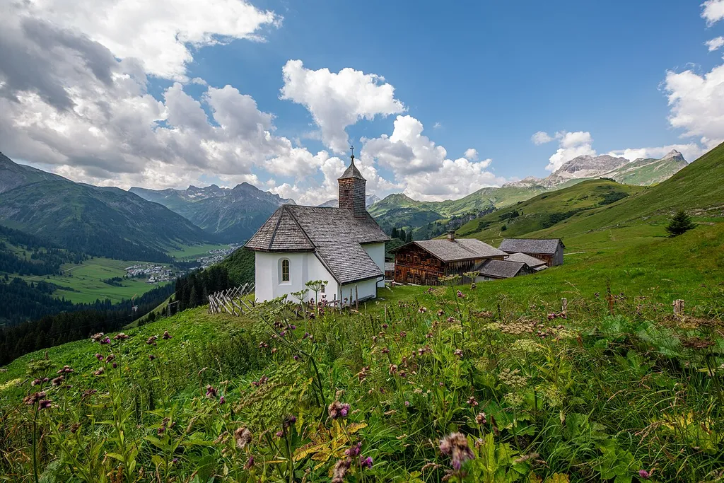 Am Fuße des Warther Karhorn 2.416m im Lechquellengebirge liegt die älteste und höchstgelegene (1.719m) Walsersiedlung in Vorarlberg. Das 1695 erbaute Kirchlein ist dem Hl. Martin geweiht. Bis zum ausgehenden 19. Jh. wurde die Siedlung ganzjährig bewohnt. Danach wurde ein Großteil der Häuser abgerissen.