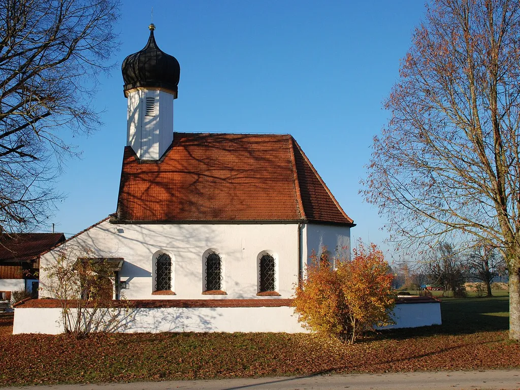 Katholische Filialkirche St. Sebastian und St. Rochus in Schmidham, Gemeinde Valley, Landkreis Miesbach, Regierungsbezirk Oberbayern, Bayern. Als Baudenkmal unter Aktennummer D-1-82-133-42 in der Bayerischen Denkmalliste aufgeführt. Laut Denkmalliste im Jahr 1637 erbaut.