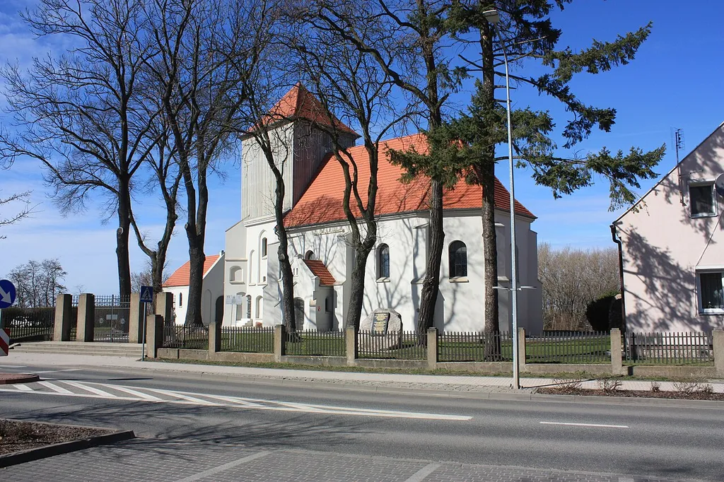 Kościół Wszystkich Świętych w Tarnowie Podgórnym. Widok od ul. Poznańskiej.