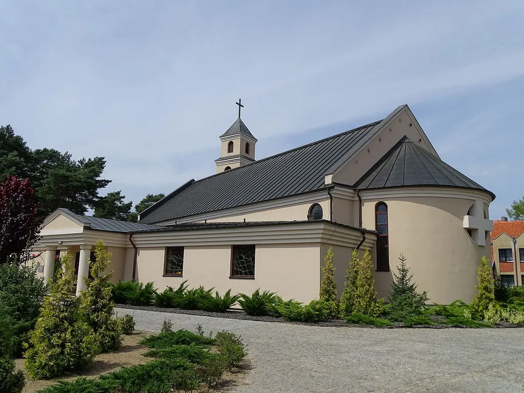Kościół parafialny świętego Kazimierza w Lesznie - wejście boczne.