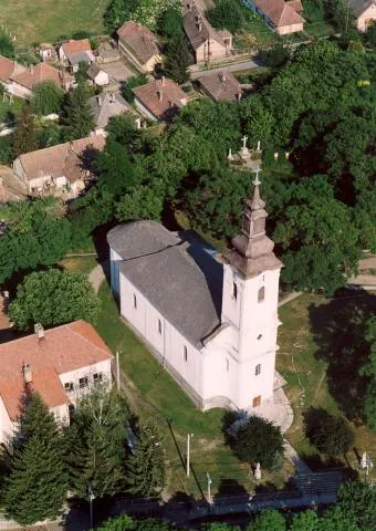 Sarlós Boldogasszony római katolikus templom. 8712 Szabadon álló, egyhajós templom. A hajóban csehsüveg-, a szentélyben csehsüveg boltozat és félkupola, a hajó Ny-i végében karzat. 1762-ben épült az első templom, amelyet 1771-ben javítottak. 1778-ban épült tornya és kórusa, ugyanebben az évben leégett, az év végére kijavították. 1792-ben újra leégett, majd helyreállították. Felújítva: 1862, 1925, 1977. - Tolna m., Pincehely, Vörösmarty Mihály tér 9.