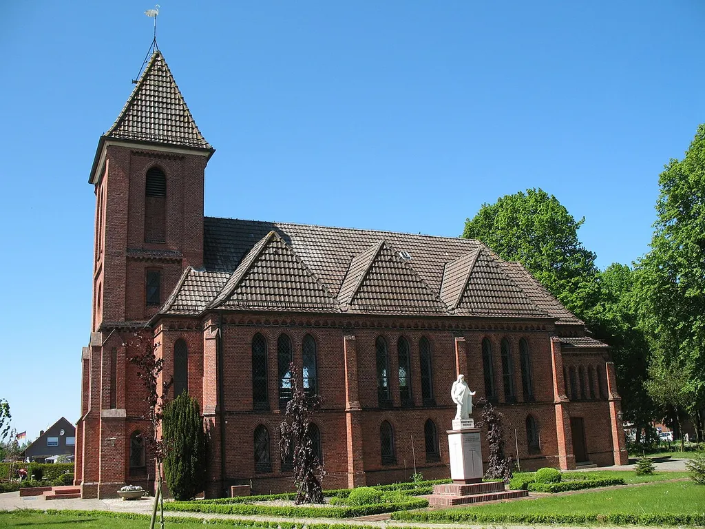 Münkeboe (Gemeinde Südbrookmerland, Kreis Aurich, Ostfriesland, Niedersachsen, Deutschland), Evangelisch-lutherische Kirche Zum Guten Hirten (1899/1900 erbaut lt. Dehio: Bremen/Niedersachsen, München 1992)