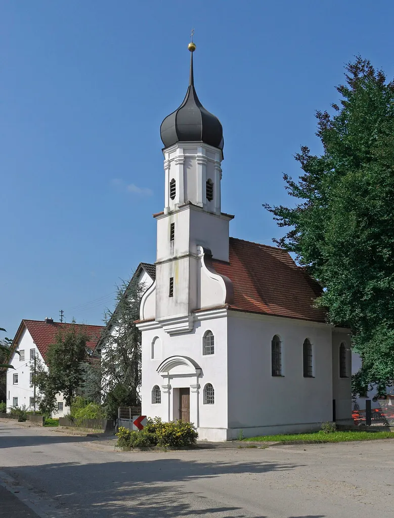 Kath. Filialkirche zur Hl. Dreifalltigkeit in Egenhofen, Gemeinde Kammeltal; die 1689 vielleicht von Valerian Brenner errichtete Kirche wurde 1769 durch Joseph Dossenberger d.J. umgestaltet, gleichzeitig wurden Fresken von Johann Baptist Enderle in Chor und Langhaus geschaffen