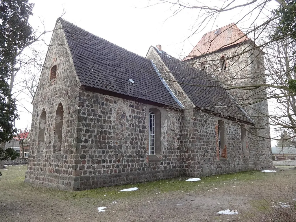 Feldsteinkirche aus dem 13. Jahrhundert in Rehfelde-Dorf, Landkreis Märkisch-Oderland in Brandenburg