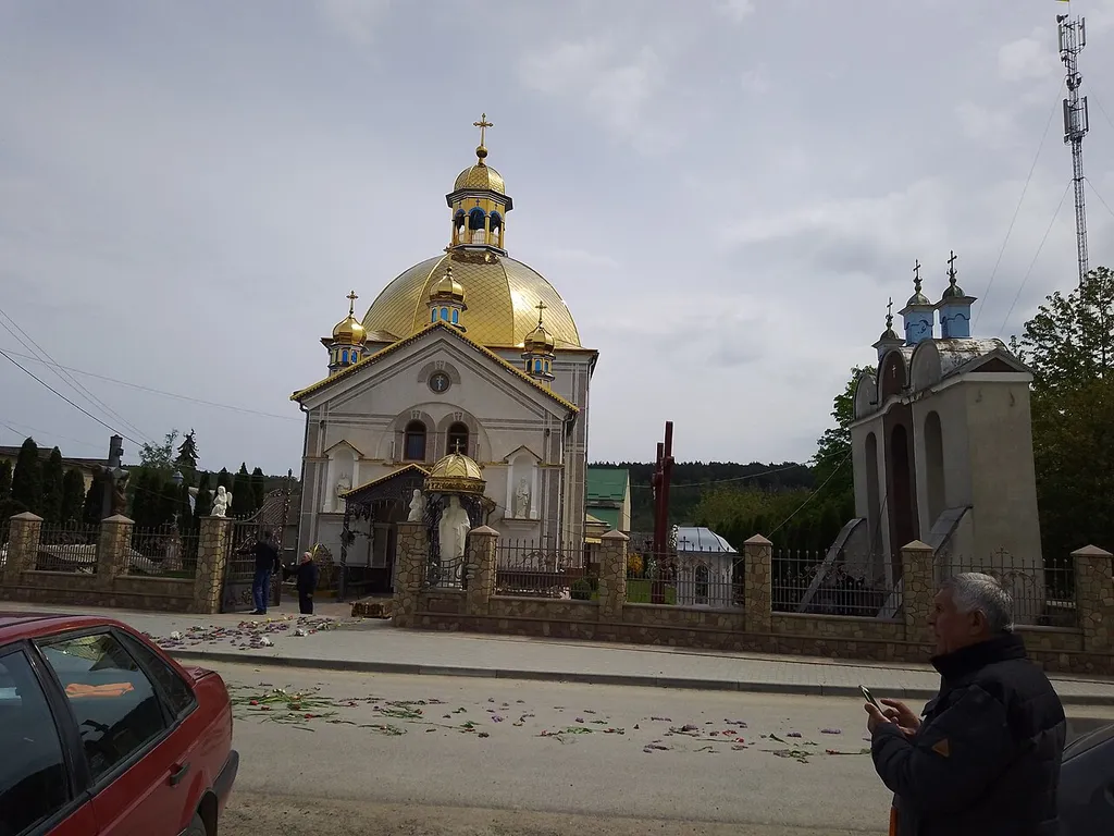 Церква святителя Миколая Чудотворця (1905, ПЦУ) під час похорону українського військовослужбовця Володимира Вітіва в селі Росохачі Чортківської громади Чортківського району Тернопільської области України.